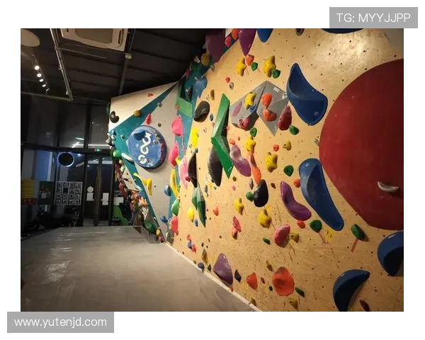 上海攀岩队的盯防策略解析与攀岩热点的深度探讨 上海攀岩队的盯防策略解析与攀岩热点的深度探讨