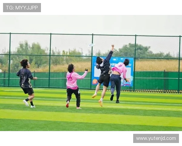 南京飞盘队在世界街舞大赛中的耐力表现引发热议与赞赏 南京飞盘队在世界街舞大赛中的耐力表现引发热议与赞赏